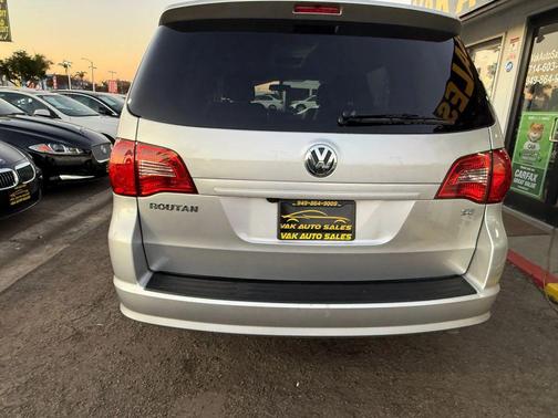 2011 Volkswagen Routan SE