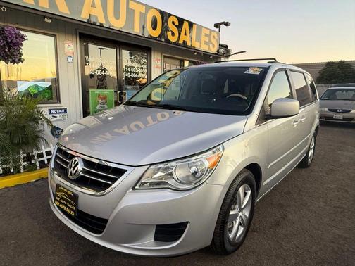 2011 Volkswagen Routan SE