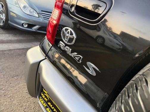 2005 Toyota RAV4 Base