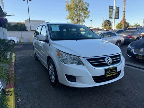 2012 Volkswagen Routan SE