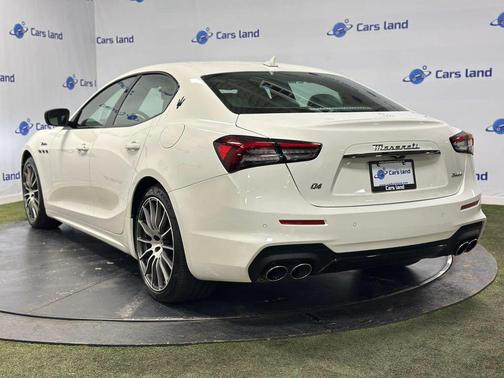 Bianco 2024 Maserati Ghibli Modena Ultima Q4