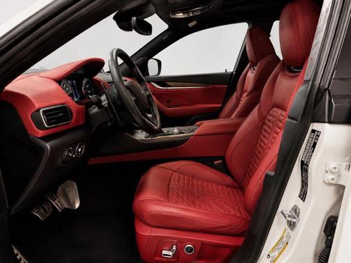 Bianco 2022 Maserati Levante Trofeo