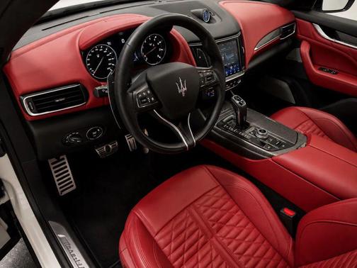 Bianco 2022 Maserati Levante Trofeo