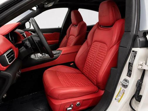 Bianco 2022 Maserati Levante Trofeo