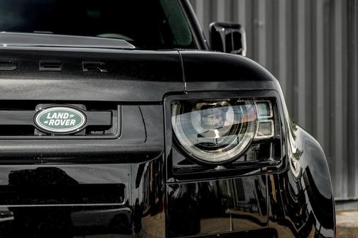 2025 Land Rover Defender P400 X-Dynamic SE