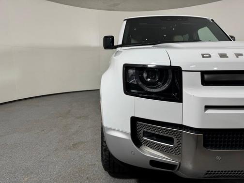 2023 Land Rover Defender SE