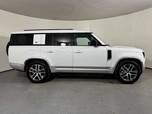 2023 Land Rover Defender SE