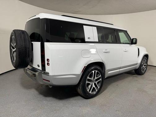 2023 Land Rover Defender SE