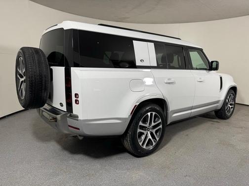 2023 Land Rover Defender SE