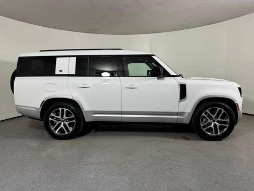 2023 Land Rover Defender SE