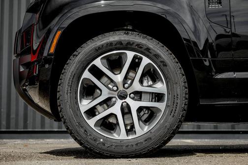 Santorini Black Metallic 2026 Land Rover Defender P400 X-Dynamic SE