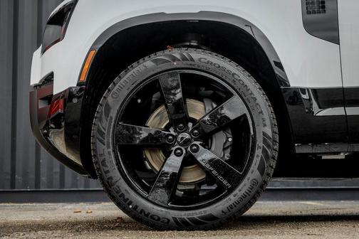 Fuji White 2026 Land Rover Defender P400 X-Dynamic SE
