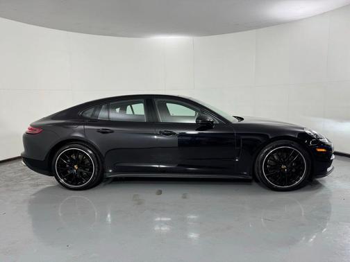 Jet Black Metallic 2019 Porsche Panamera 4
