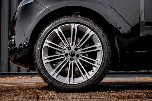 Santorini Black 2026 Land Rover Range Rover P400 SE 7 Seat