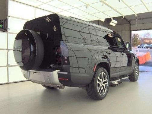 2023 Land Rover Defender SE
