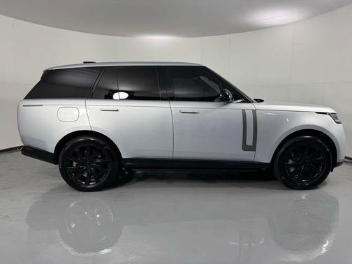 Hakuba Silver 2025 Land Rover Range Rover P550e SE