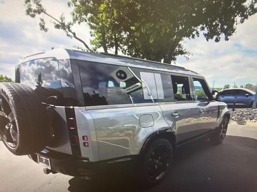 2024 Land Rover Defender P400 X-Dynamic SE