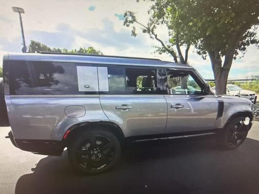 2024 Land Rover Defender P400 X-Dynamic SE