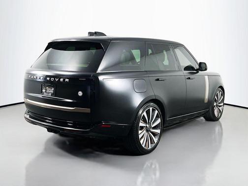 2025 Land Rover Range Rover P615 SV