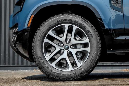 2025 Land Rover Defender P400 X-Dynamic SE