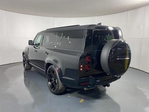 2024 Land Rover Defender P400 X-Dynamic SE