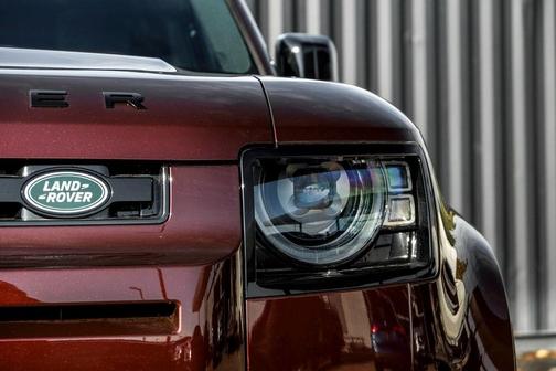 2025 Land Rover Defender P400 X-Dynamic SE