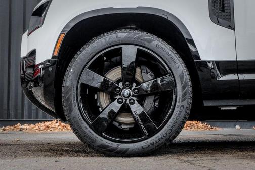 2025 Land Rover Defender P400 X-Dynamic SE