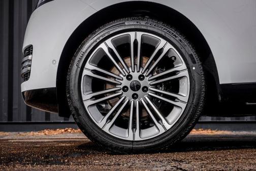 Fuji White 2026 Land Rover Range Rover P400 SE 7 Seat