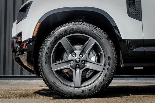 2024 Land Rover Defender P400 X-Dynamic SE