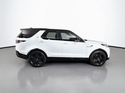 Fuji White 2024 Land Rover Discovery P360 Dynamic SE