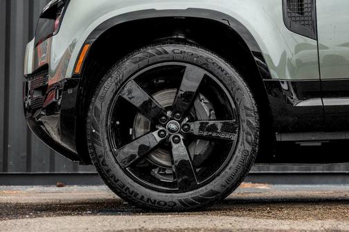 2025 Land Rover Defender P400 X-Dynamic SE