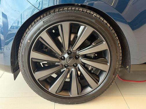 2026 Land Rover Range Rover P615 SV