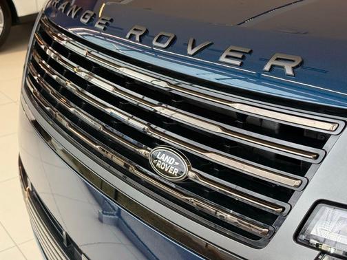 2026 Land Rover Range Rover P615 SV