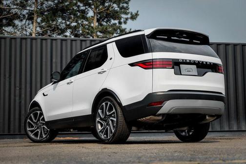 Fuji White 2025 Land Rover Discovery P300 S