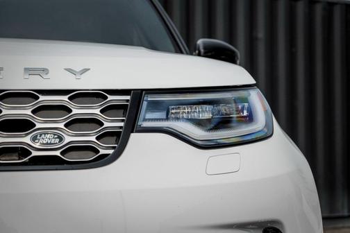 Fuji White 2025 Land Rover Discovery P300 S