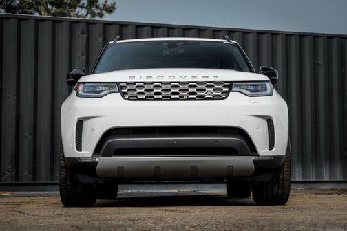 Fuji White 2025 Land Rover Discovery P300 S