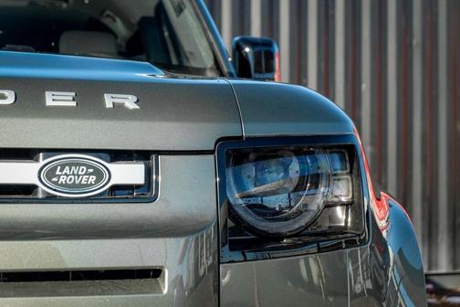 2024 Land Rover Defender P500 SE
