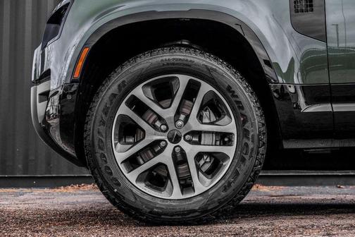 2026 Land Rover Defender P400 X-Dynamic SE