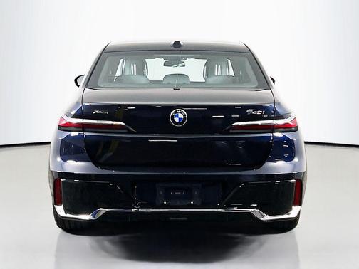 Carbon Black Metallic 2025 BMW 740 i xDrive