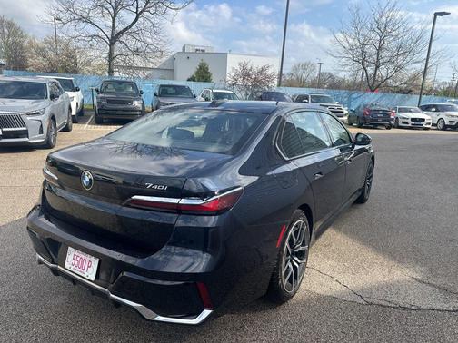 Carbon Black Metallic 2025 BMW 740 i xDrive