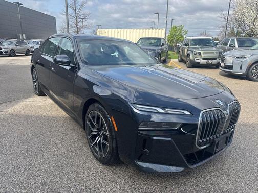 Carbon Black Metallic 2025 BMW 740 i xDrive
