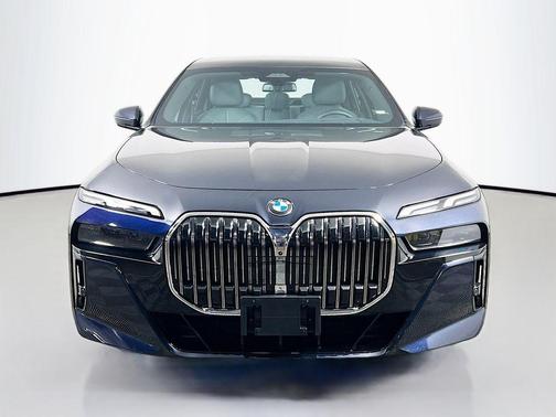 Carbon Black Metallic 2025 BMW 740 i xDrive