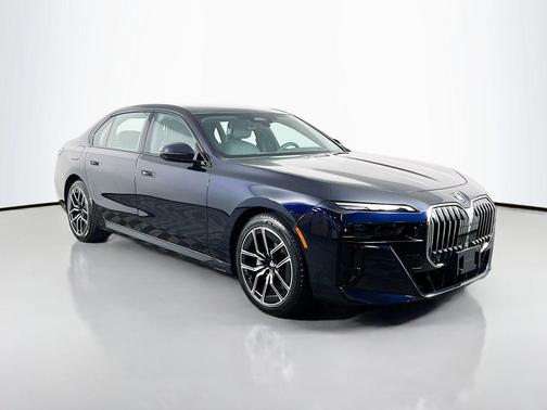 Carbon Black Metallic 2025 BMW 740 i xDrive