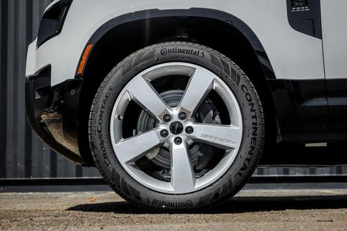 Fuji White 2026 Land Rover Defender P400 X-Dynamic SE