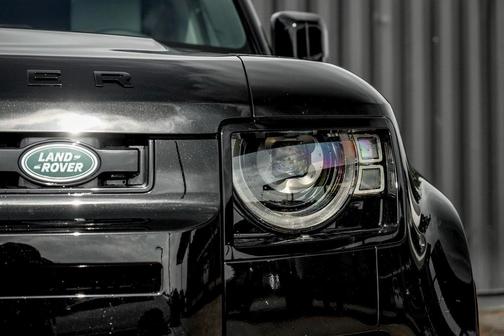2025 Land Rover Defender P400 X-Dynamic SE