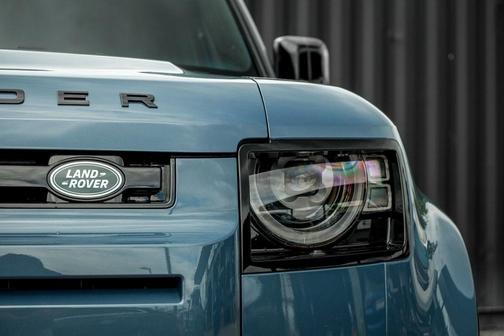2025 Land Rover Defender P400 X-Dynamic SE