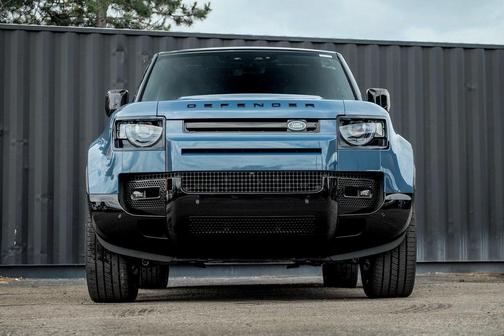 2025 Land Rover Defender P400 X-Dynamic SE