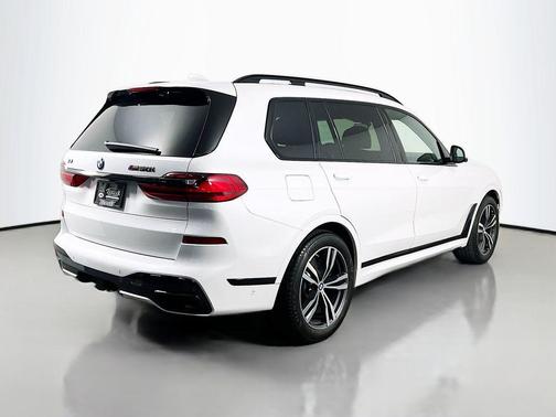 Mineral White Metallic 2022 BMW X7 M50i