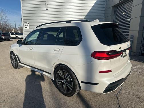 2022 BMW X7 M50i