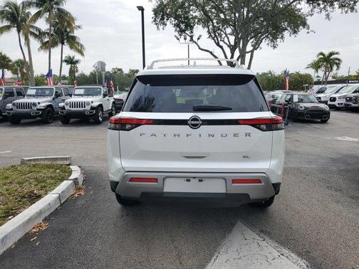 2025 Nissan Pathfinder SL